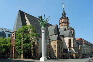 Foto: Leipzig - Nikolaikirche und Friedenssäule