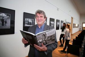 Foto: Karl Detlef MAI in der von ihm konzpierten Ausstellung im Stadtarchiv 2020