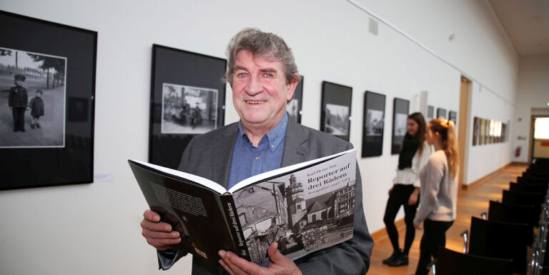 Foto: Karl Detlef MAI in der von ihm konzpierten Ausstellung im Stadtarchiv 2020