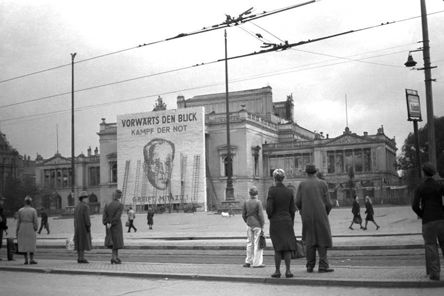Foto: Leipzig - Neues Theater - Großtransparent an der Ruine 1946 - Fotothek Mai Leipzig