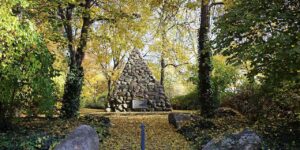 Gletschersteinpyramide - BILDLEXIKON LEIPZIG - Das lebendige Stadtgedächtnis von Leipzig