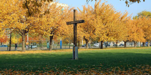 Foto: Leipzig - Erinnerungskreuz an die Johanniskirche