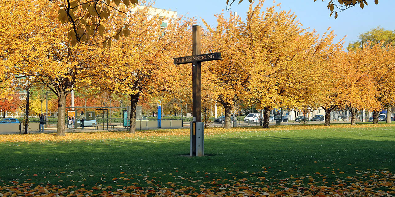 Foto: Leipzig - Erinnerungskreuz an die Johanniskirche