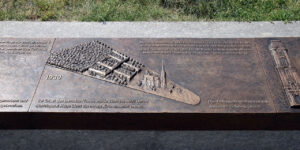 Foto: Leipzig - Johanniskirche - Bronzerelief von 2016 zur Erinnenung an die Geschichte und Bedeutung der Johanniskirche