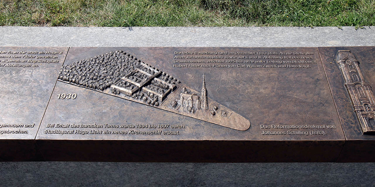 Foto: Leipzig - Johanniskirche - Bronzerelief von 2016 zur Erinnenung an die Geschichte und Bedeutung der Johanniskirche
