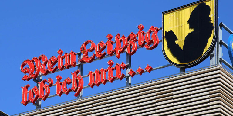 Foto: Leipzig - Leuchtreklame - Mein Leipzig lob ich mir auf dem Dach der Hoefe am Bruehl