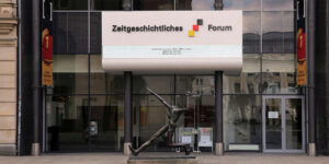 Foto: Leipzig - Zeitgeschichtliches Forum Leipzig - Bronzeplastik Der Jahrhundertschritt