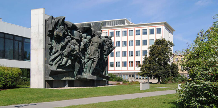Foto: Leipzig – Bronzerelief Aufbruch