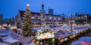Foto: Leipzig - Leipziger Weihnachtsmarkt - Hüttenzauber vor dem Alten Rathaus