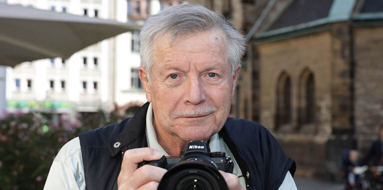 Foto: Leipzig - Porträt von Fotograf Armin Kühne an der Nikolaikirche in Leipzig