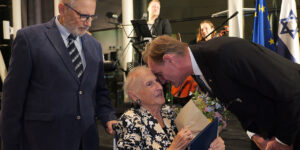 Foto: Leipzig – Channa Gildoni beim Empfang am 24. Oktober 2022 in Tel Aviv. Oberbürgermeister Burkhard Jung überreicht ihr die Ehrenbürgerwürde. Links im Bild: ihr Sohn Zvika Gildoni – Beitragsbild