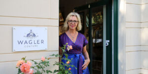 Foto: Leipzig – Silke Wagler vor ihrem Modeatelier (2024) – Beitragsbild
