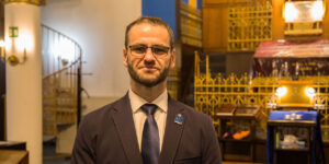 Foto: Leipzig – Zsolt Balla in der Brodyer Synagoge (2025) – Beitragsbild