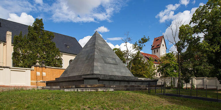 Foto: Leipzig – Grabpyramide der Familie Eberstein