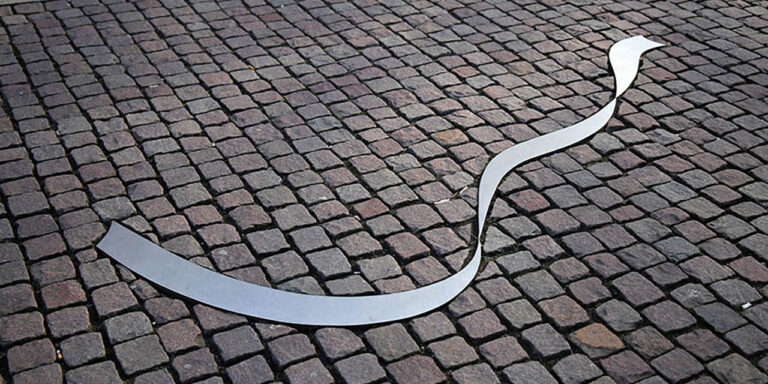 Foto: Leipzig – Leipziger Notenspur – Element eines geschwungenen Edelstahlbandes (Intarsie) an Station 1 vor dem Gewandhaus