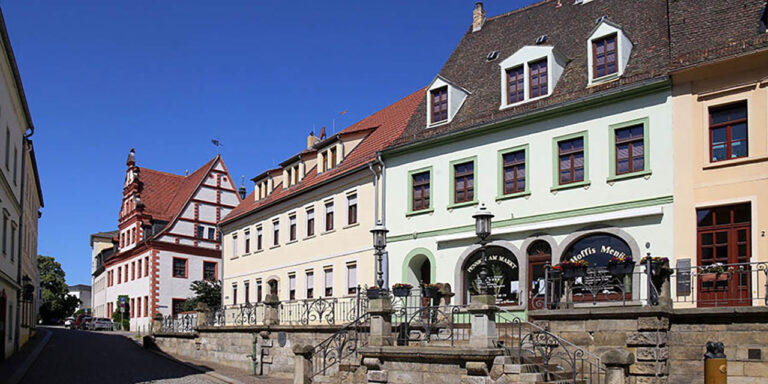 Foto: Wurzen – Domgasse und Liegenbank