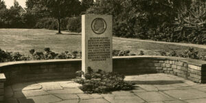 Foto: Leipzig – Iskra-Gedenkstätte – Lenin-Denkmal vor der Iskra-Gedenkstätte – Postkarte, um 1970
